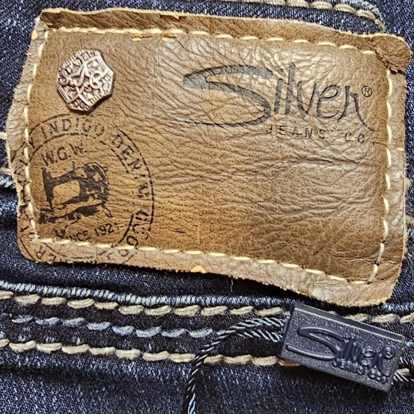 SILVER Suki Super Stretch Mid Rise Relaxed Hip & Thigh Skinny Leg Dark Wash Jean - Picture 11 of 16